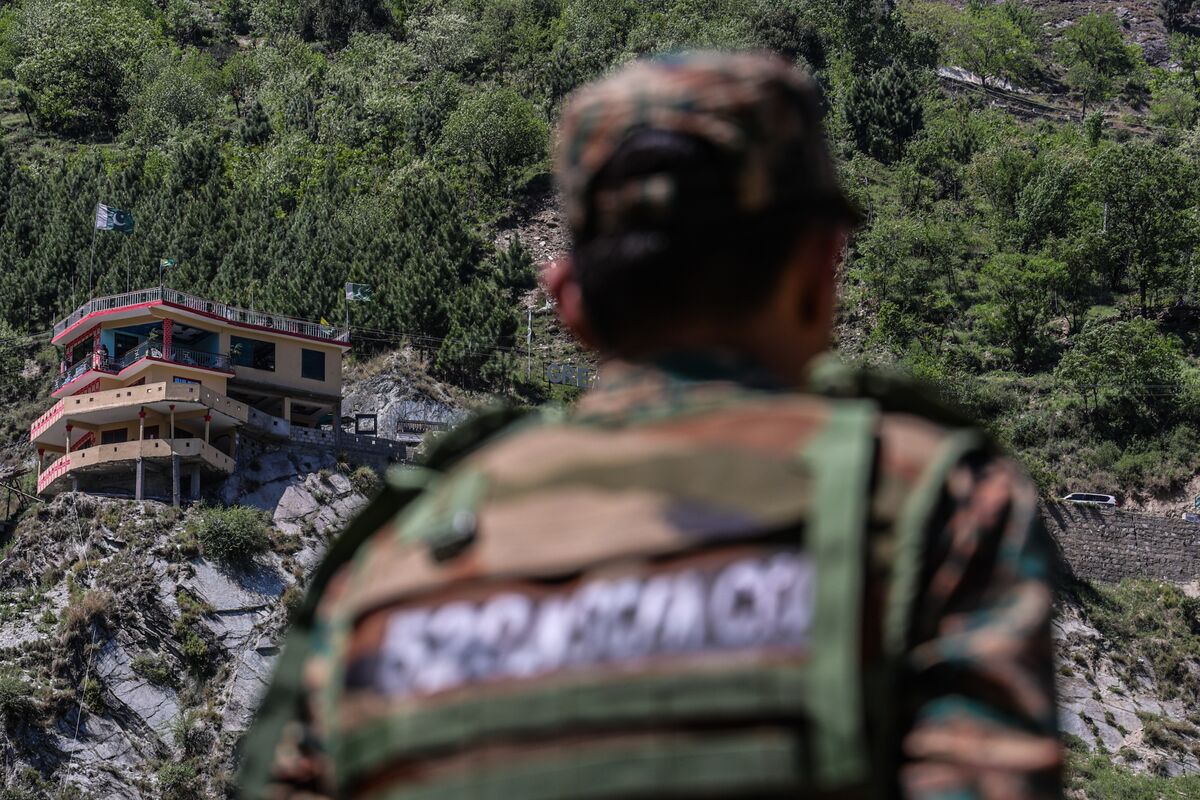 
                            India-Pakistan Conflict: Origins of Tensions, Kashmir and Risks of War