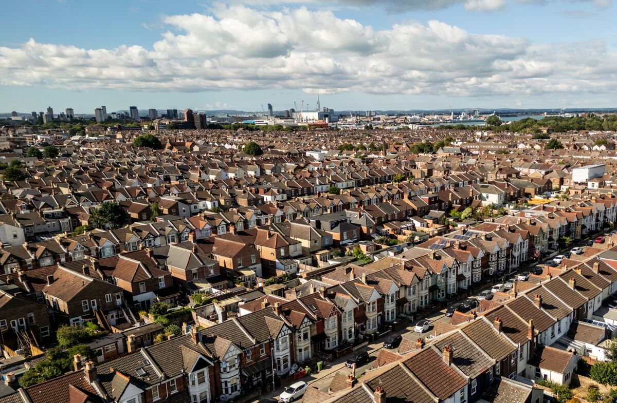 bloomberg.com - Irina Anghel - UK House Prices Remain Under Pressure as Mortgage Costs Rise