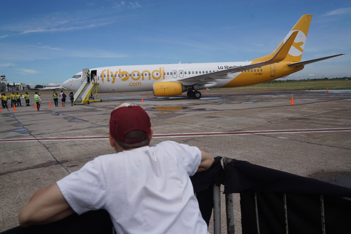 bloomberg.com - Patrick Gillespie - Discount Argentine Airline Ghosts Boeing and Slashes 75% of Flights