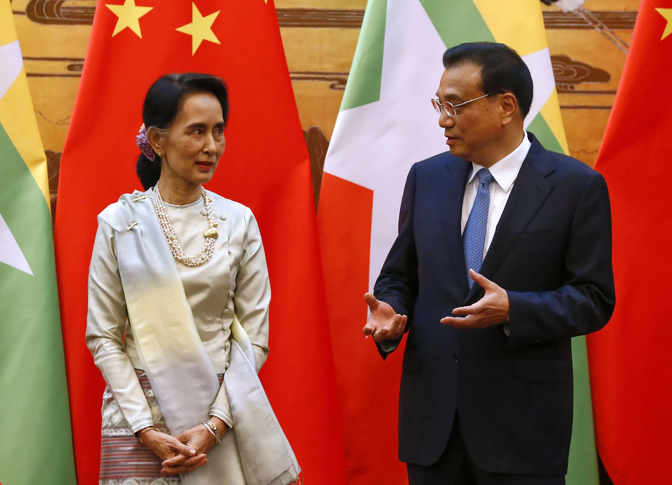 Aung San Suu Kyi meets Chinese Premier Li Keqiang during a ceremony at the Great Hall of the People in Beijing on Aug. 18.
