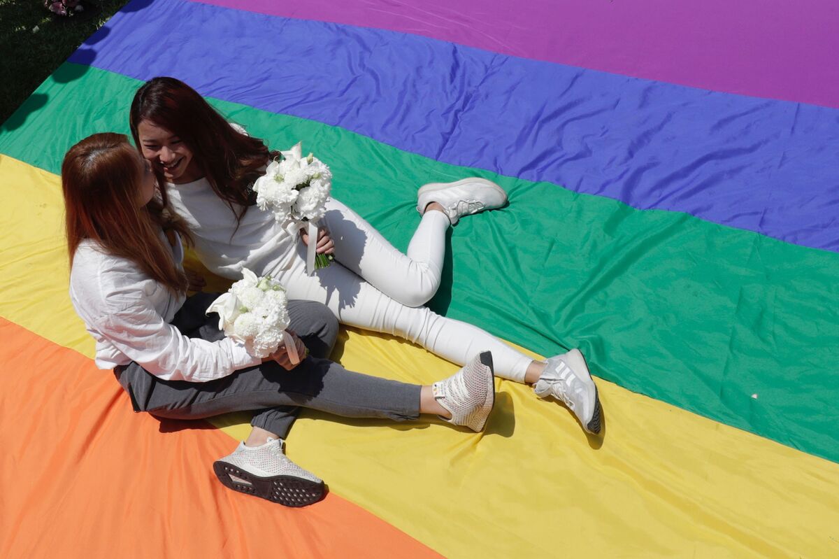 Taiwan Celebrates the First Gay Marriages in Asia - Bloomberg