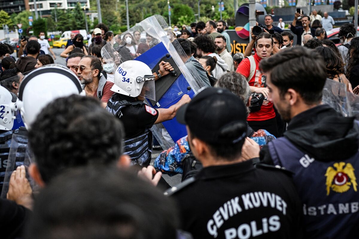 Turkish Police Fire Tear Gas Outside Opposition Headquarters
