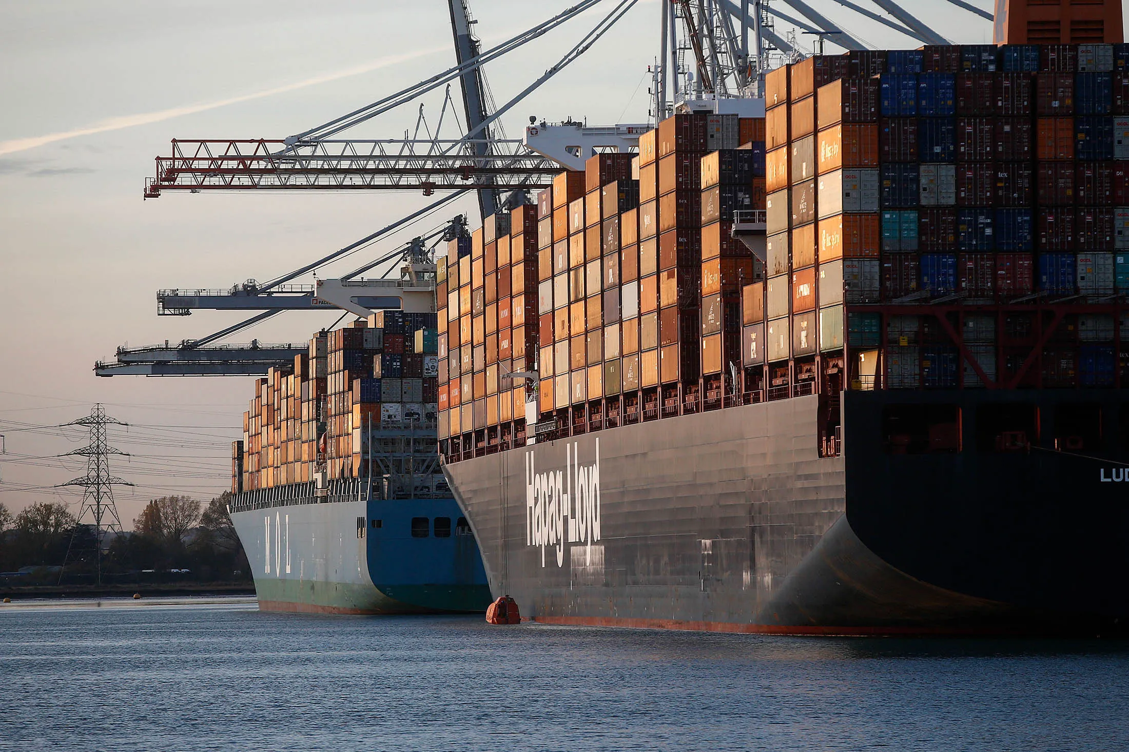 The Ludwigshafen Express container vessel, operated by Hapag-Lloyd AG, right, sits alongside the Brilliance container vessel, operated by Mitsui O.S.K. Lines Ltd. (MOL), at the container terminal operated by DP World Ltd., at the Port of Southampton, in Southampton, U.K., on Wednesday, Nov. 2, 2016. Export optimism in the U.K. has risen to the highest in two-and-a-half years thanks to the pound's depreciation since the Brexit vote, according to the Confederation of British Industry.
