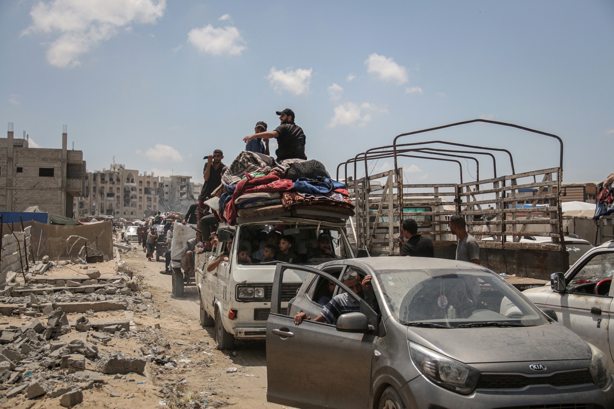 Le famiglie fuggono dal distretto Hamad di Khan Younis in seguito agli ordini di evacuazione dell'esercito israeliano l'11 agosto. Fotografo: Ahmad Salem/Bloomberg