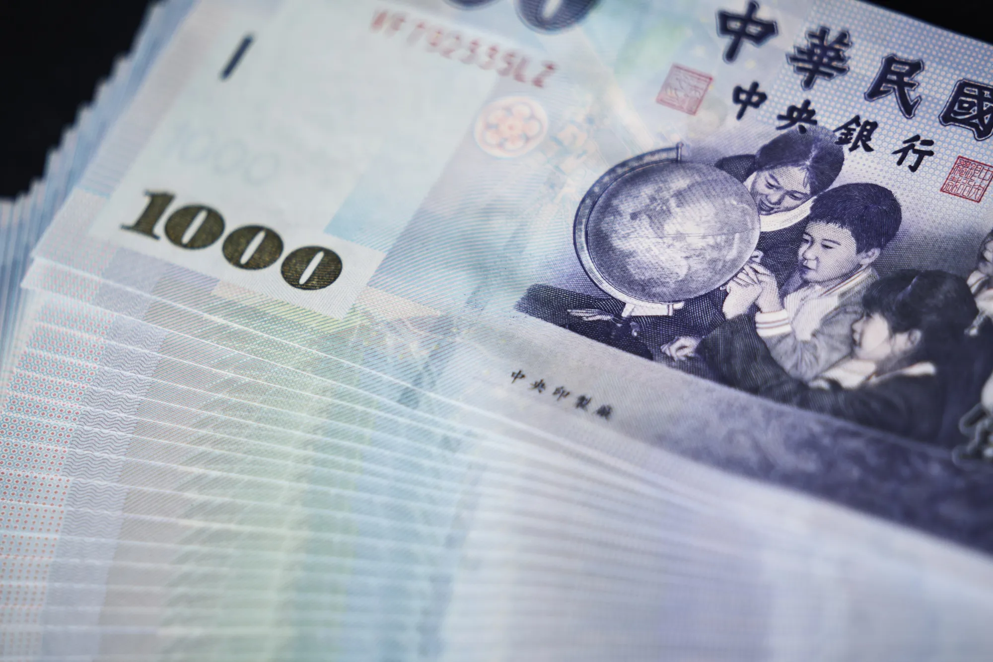台湾ドル、急速に上げ幅縮小－約3年ぶりの高値に上昇後 - Bloomberg