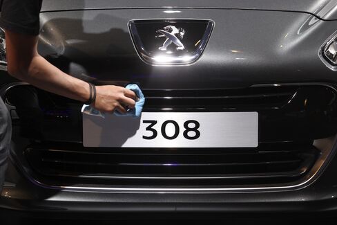 France Floats Peugeot Stake Option After Automaker’s Writedowns