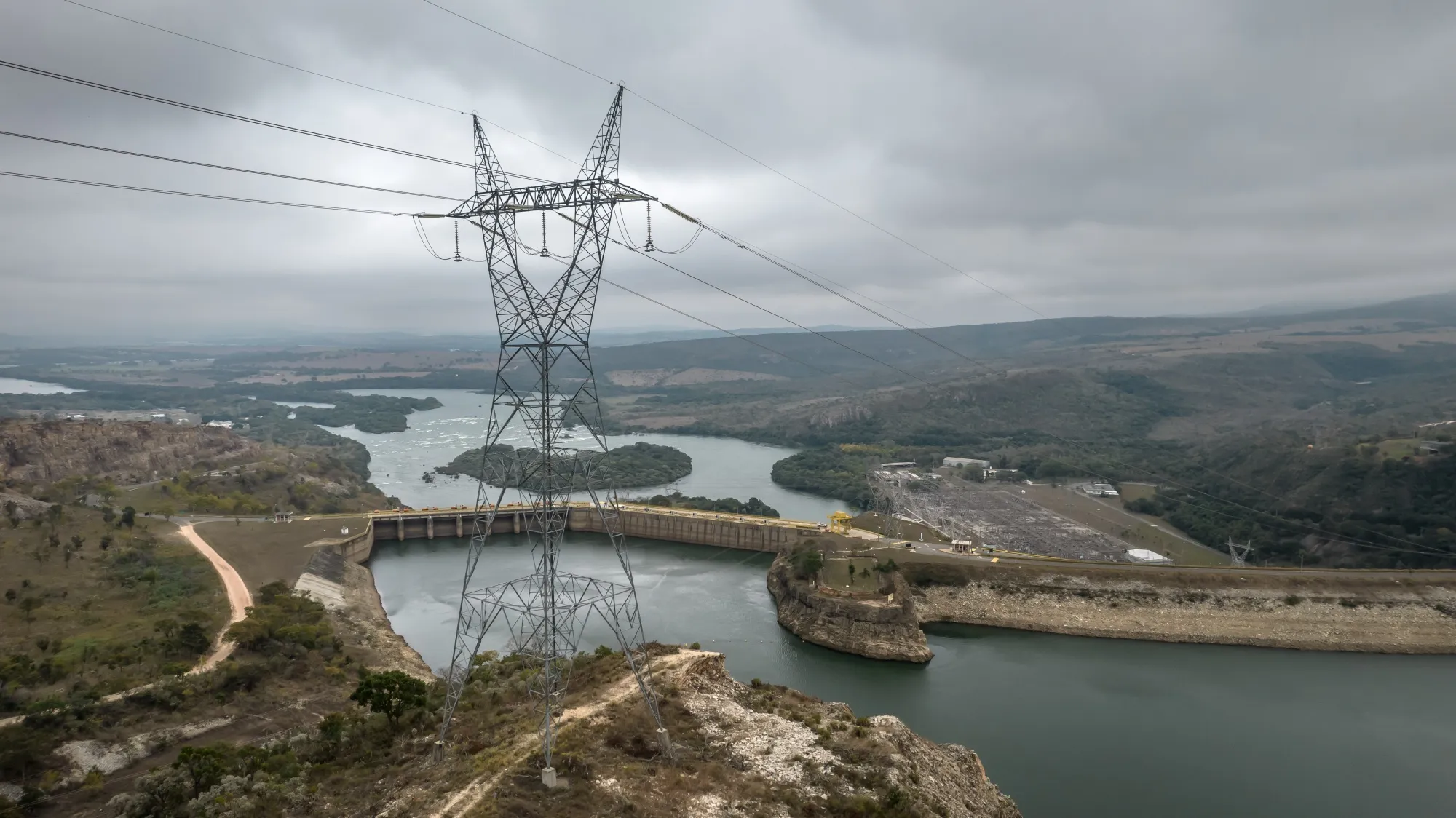 Linhas de energia sobre a hidrelétrica Furnas em Furnas, estado de Minas Gerais, Brasil.