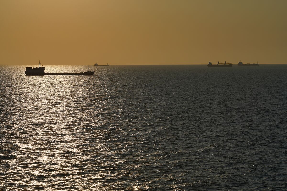 Oil Price Slides on Saudi Pipeline Plans, Hormuz Diplomacy