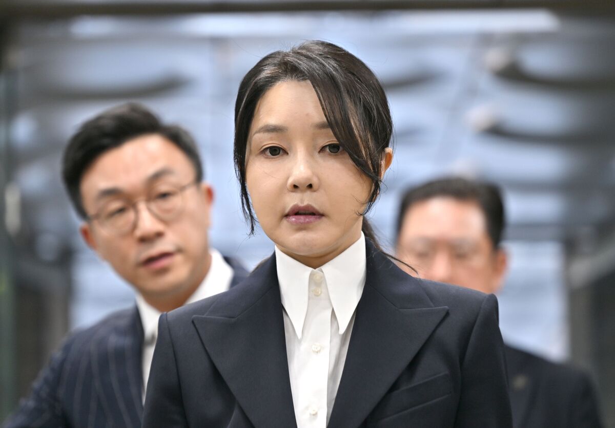South Korea Prosecutors Arrest Ex-First Lady in Corruption Probe South Korea Prosecutors Arrest Ex-First Lady in Corruption Probe
