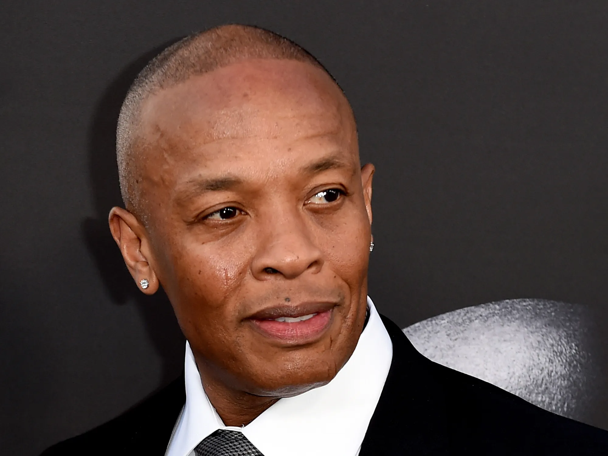Dr. Dre Recovering Well After Being Admitted Into Hospital - Bloomberg, image size:2000x1500