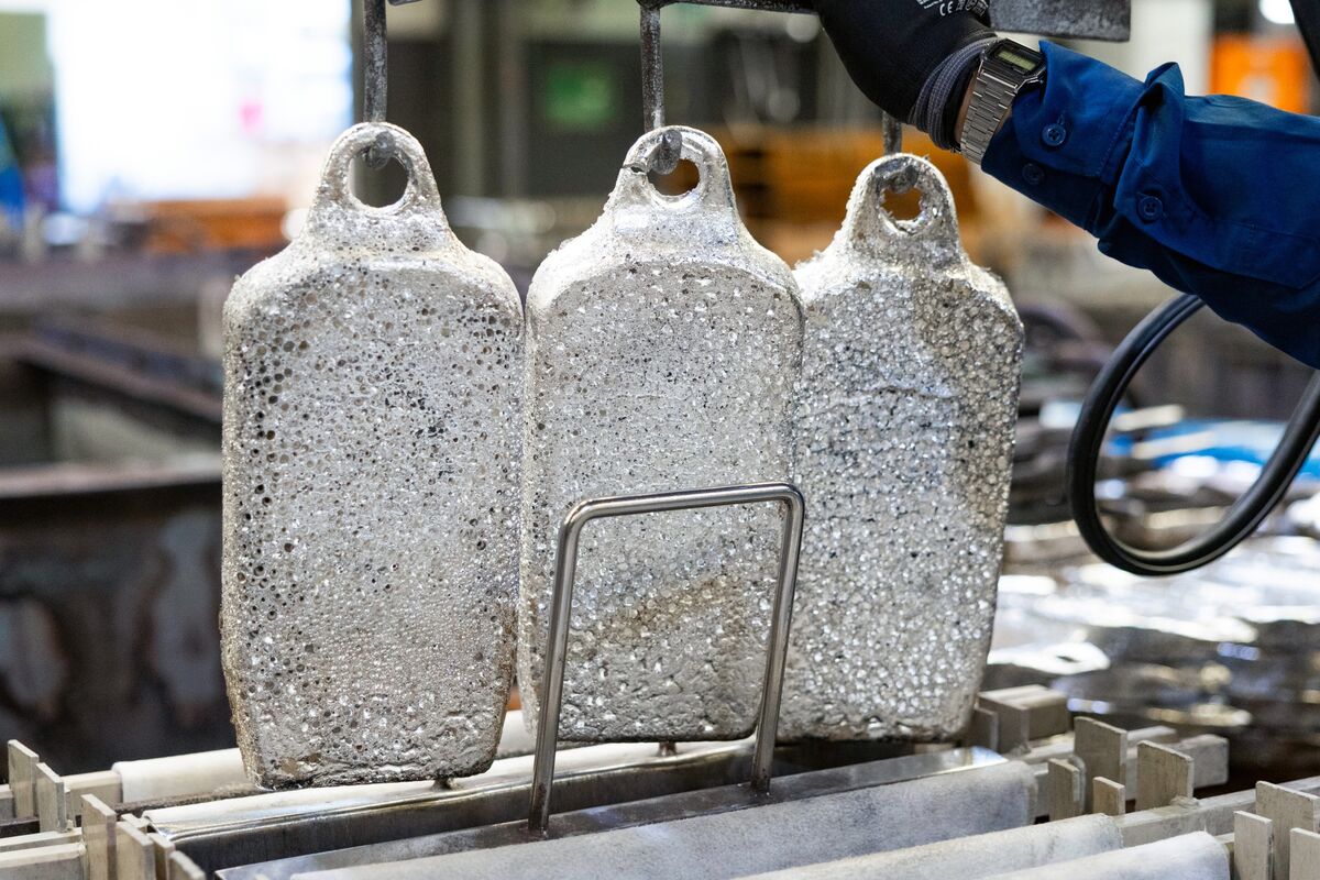 bloomberg.com - Archie Hunter - Traders Greenwich Metals and Element Alpha Said to Pursue Merger