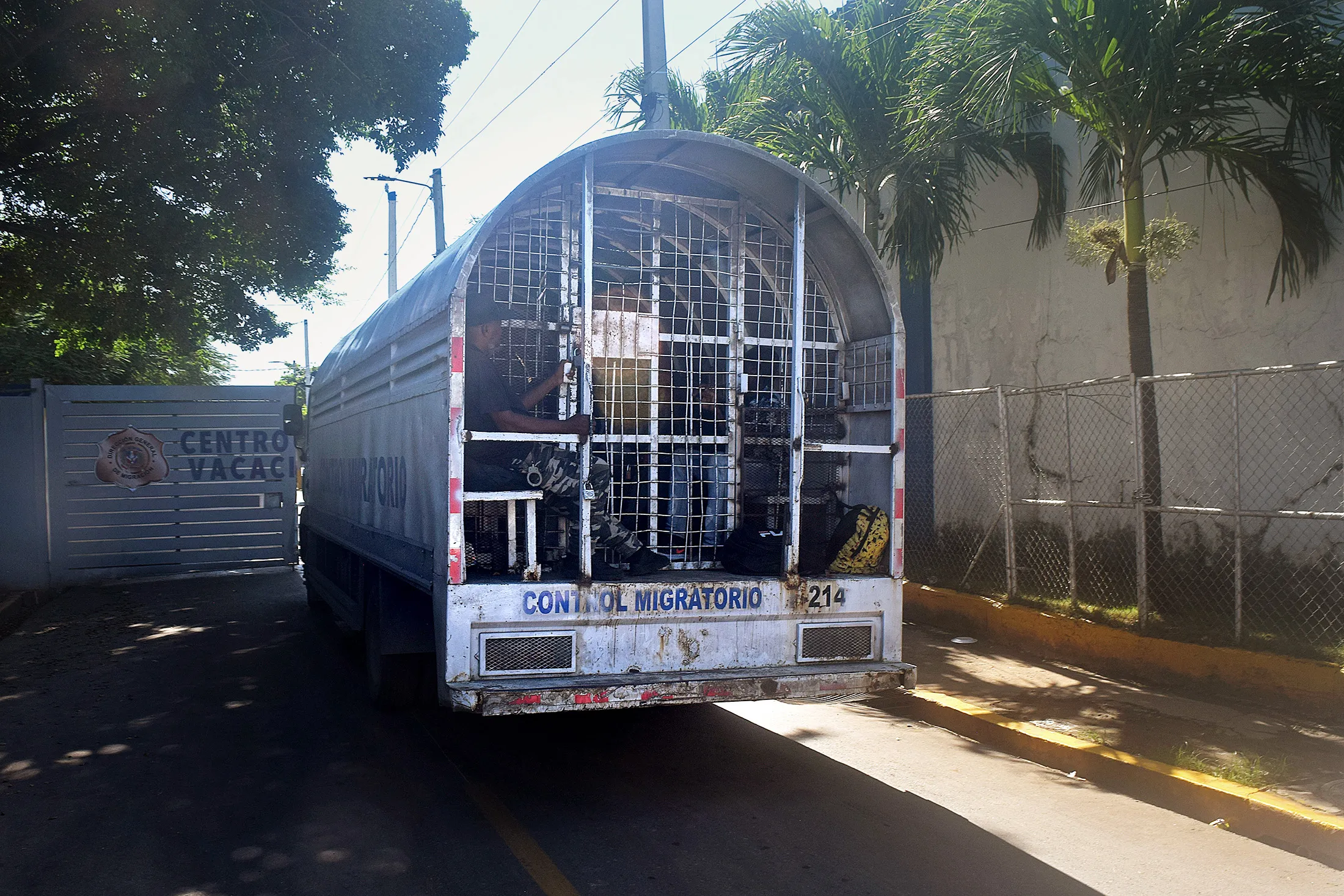 Un camión policial de migración se detiene en las puertas del centro de detención más grande de República Dominicana, en las afueras de Santo Domingo, el 2 de diciembre de 2024.