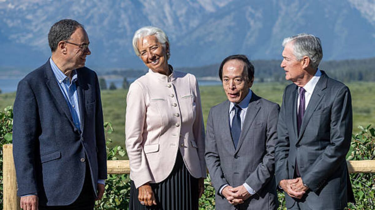 Fed Chair Powell Leads Central Bankers on Walk at Jackson Hole