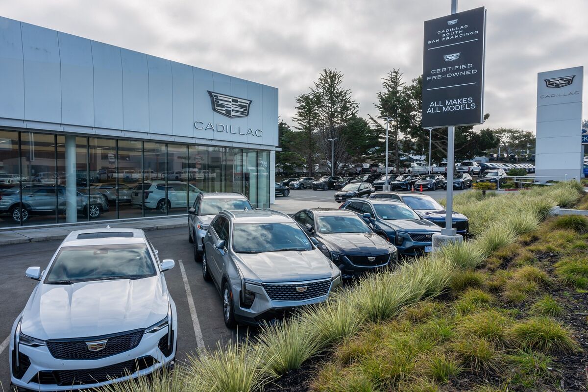 bloomberg.com - Stefan Nicola - GM and VW Are on Opposite Paths, and China Is Mainly to Blame