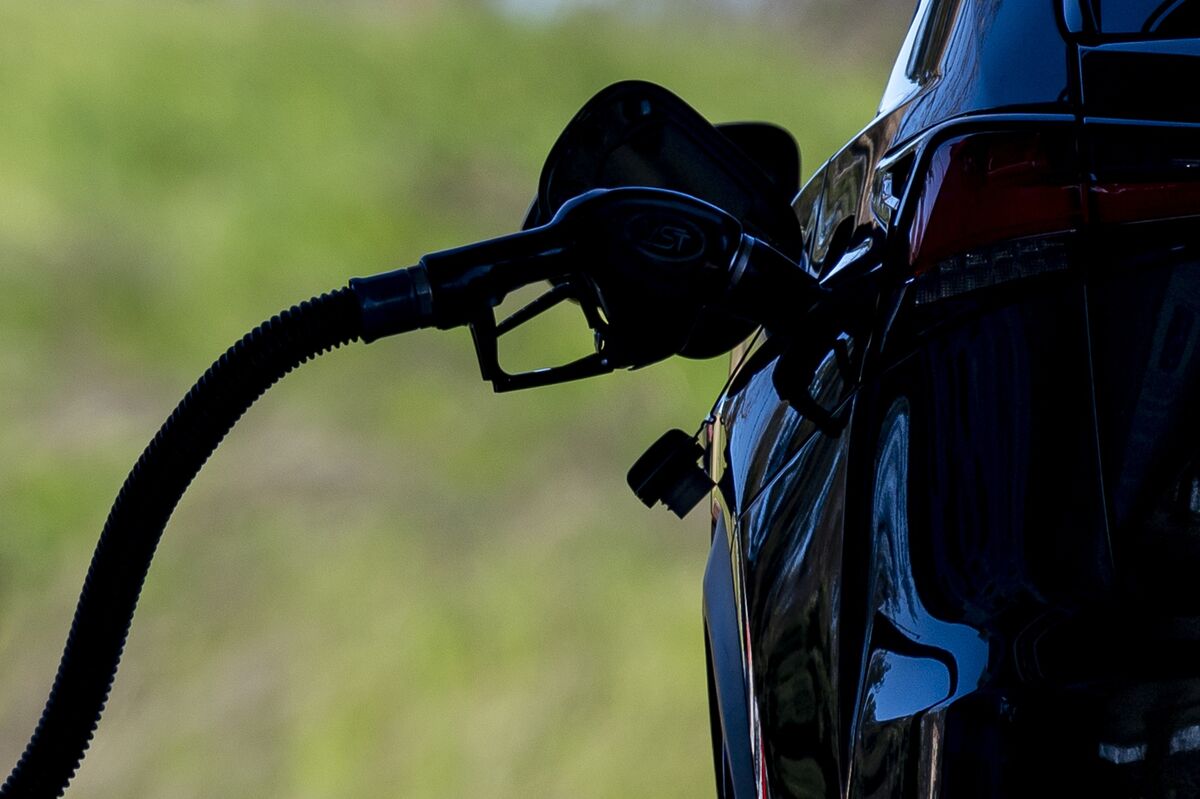 Auto Supplier Sees Carmakers Reviving Gasoline Plans as EVs Slow