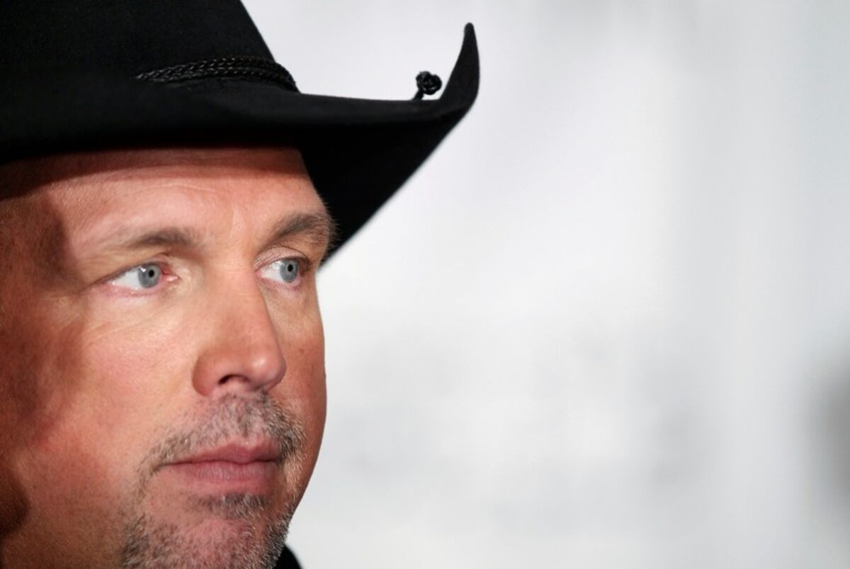 Garth Brooks seeks one less place to hang his cowboy hat - Los