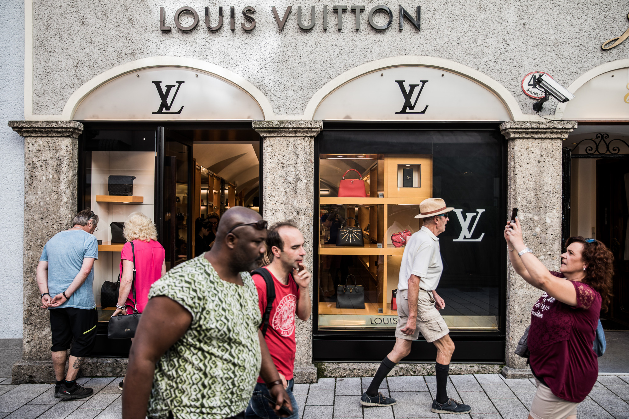LVMH's Sales Fail to Convince the Luxury Bears: Street Wrap