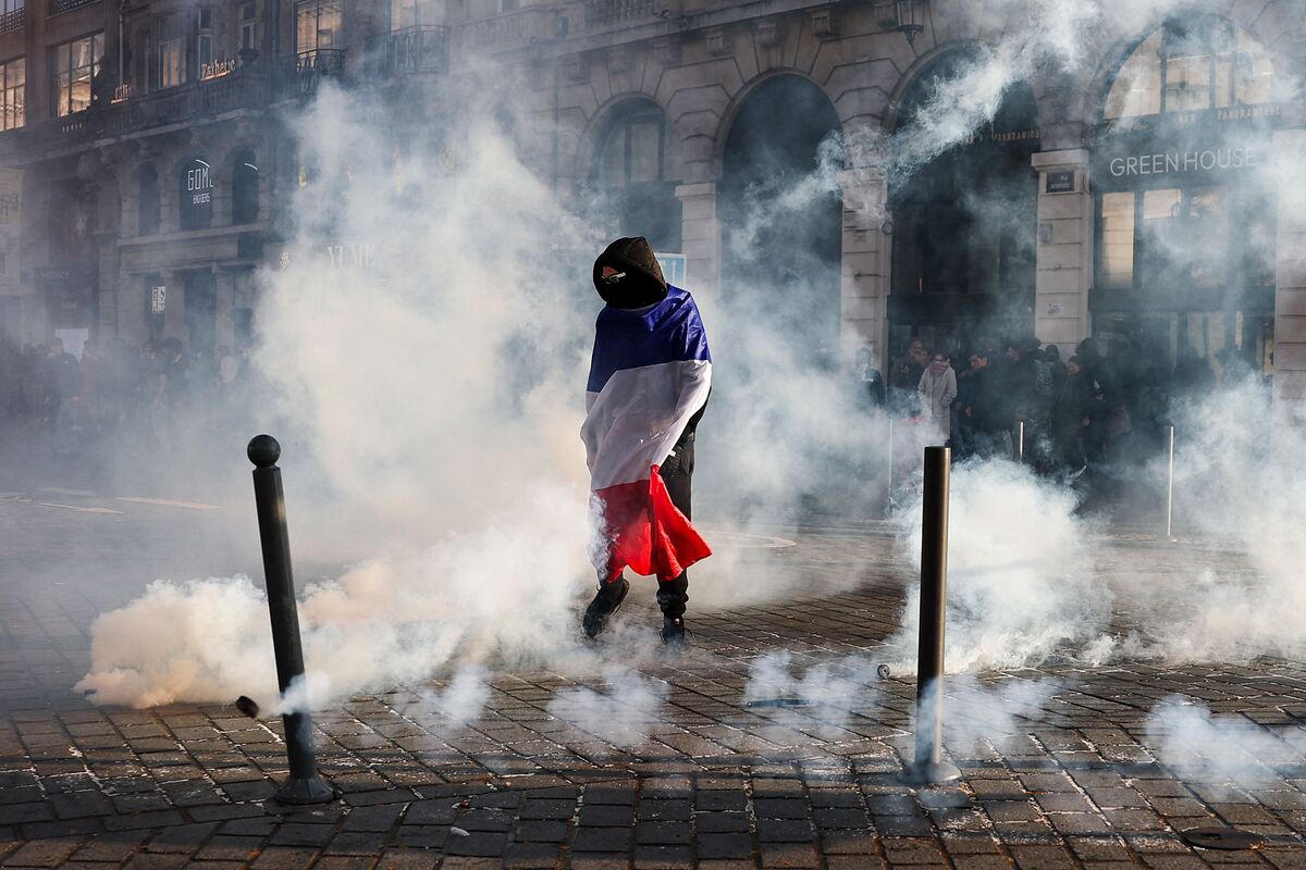 French Bond Risk Gauge Rises Another Week as Crisis Deepens