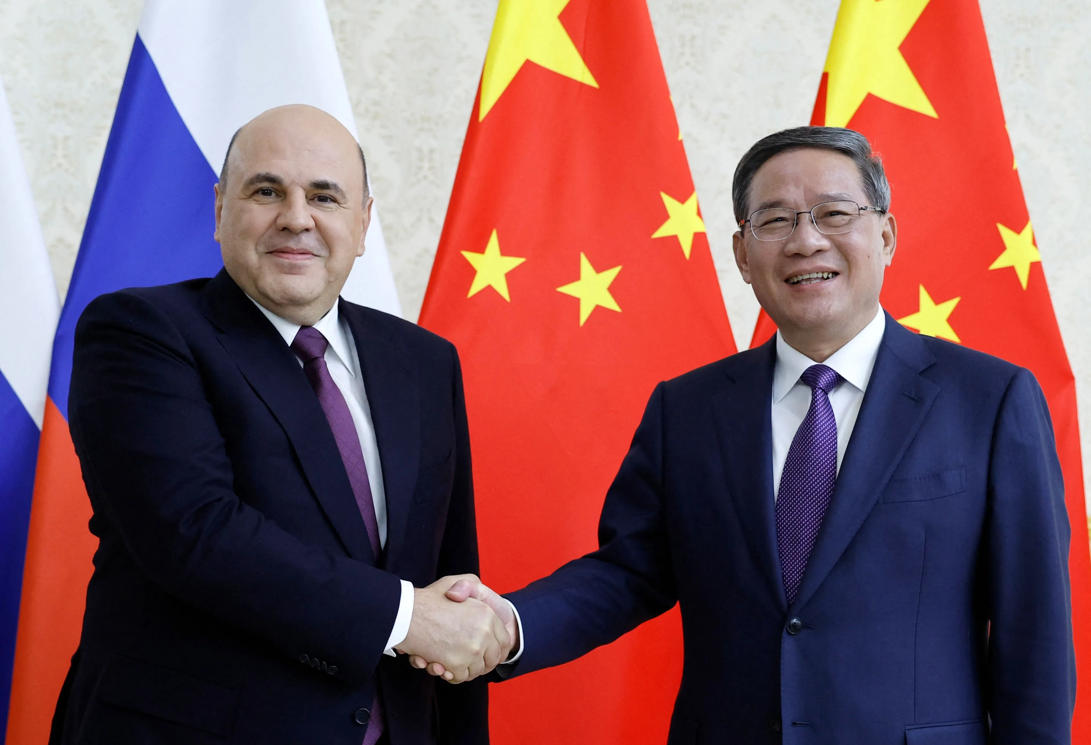 Mikhail Mishustin, left, with&nbsp;Li Qiang in Bishkek on Oct. 25.