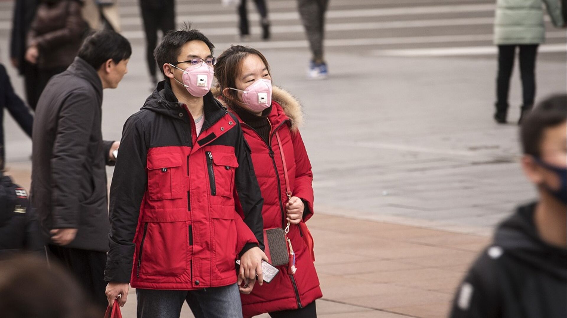 Video viral china. Consumer-Citizens of China. Pedestrians wearing Earplugs.