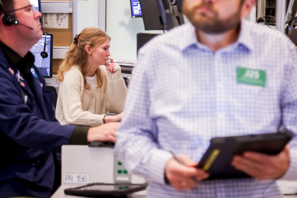 ‘Right Tail Risk’ Trade Put to Test by Megacap Earnings Deluge