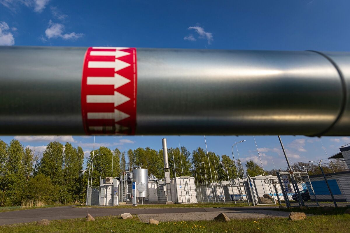 European Gas Falls as Buyers Indicate Russian Flows to Continue