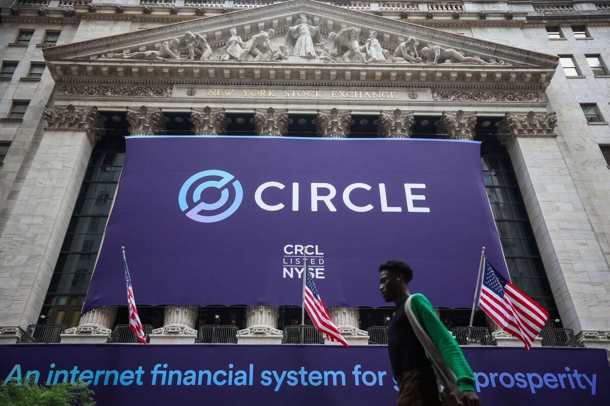 🚨 ⚫️BREAKING: Fidelity National Information Services collabora con Circle per transazioni con stablecoin nelle istituzioni finanziarie