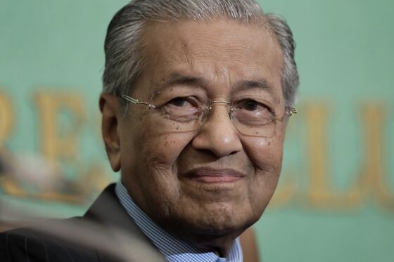 Mahathir Revives Dream of Malaysian Car Brand, With Help From Japan