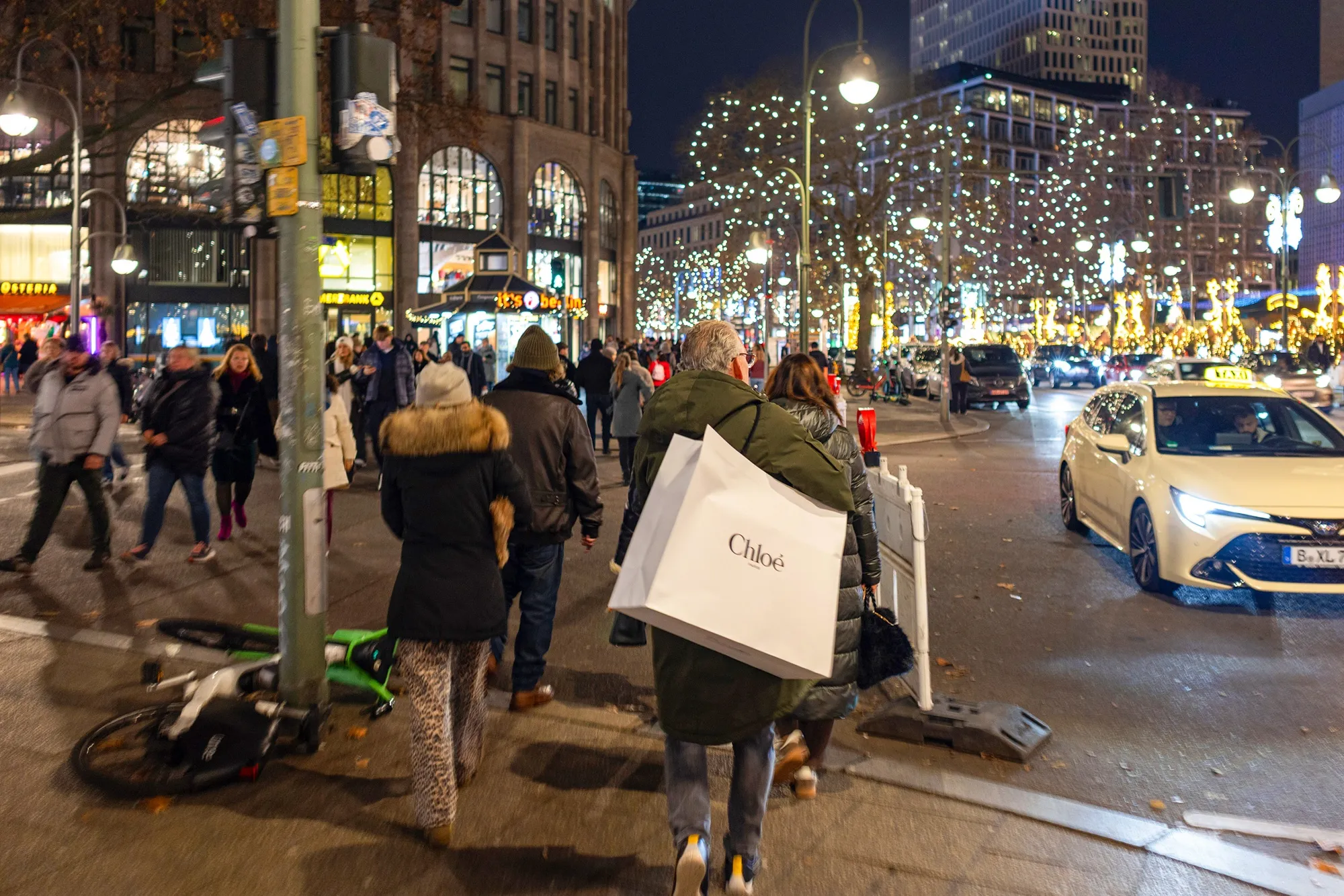 Shoppers with shopping bags in Berlin, on Dec. 13, 2025.&nbsp;