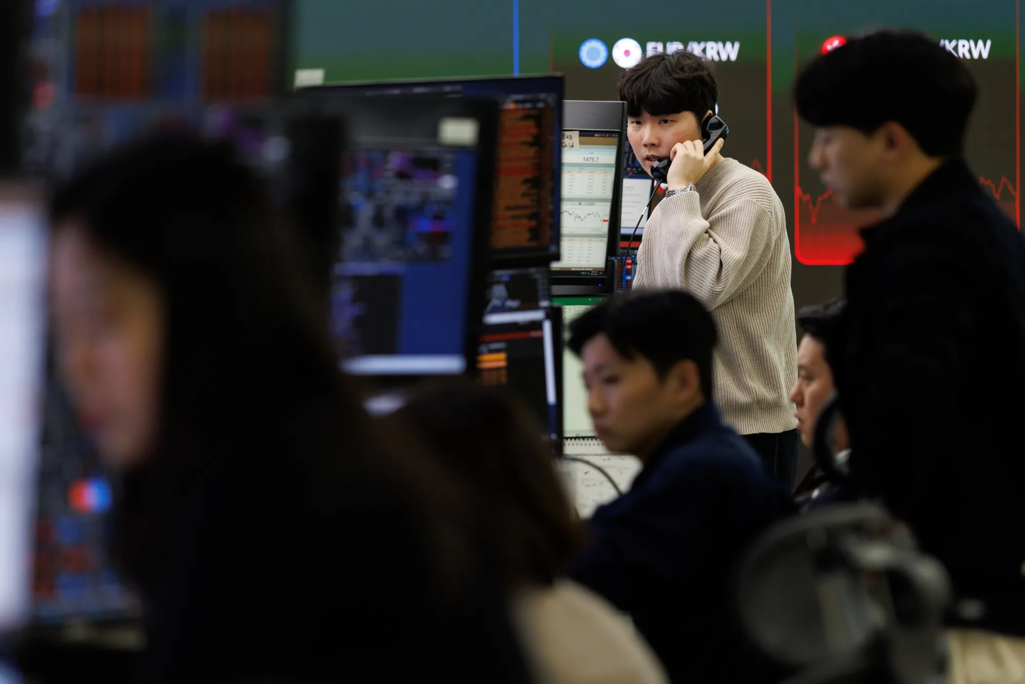 5日の韓国株式市場で、韓国総合株価指数（KOSPI）が一時12%急騰した（写真は４日のハナ銀行のトレーディングルーム&nbsp;）