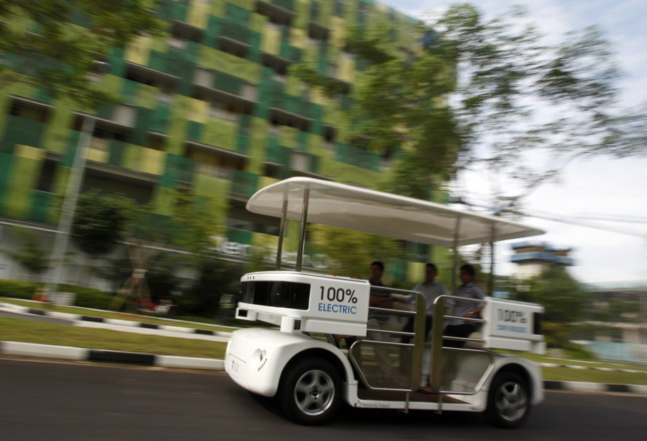 A driverless electric vehicle motors around Singapore's Nanyang Technological University in 2013.