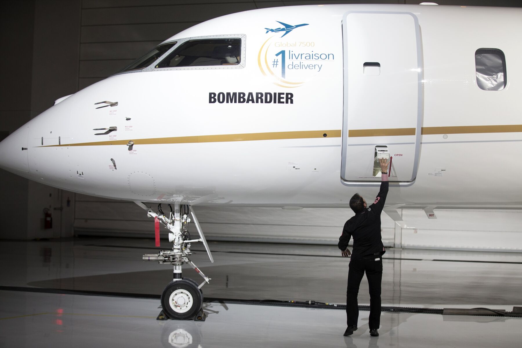 Bombardier Borrows $750 Million in Boosted Junk-Bond Offering - Bloomberg