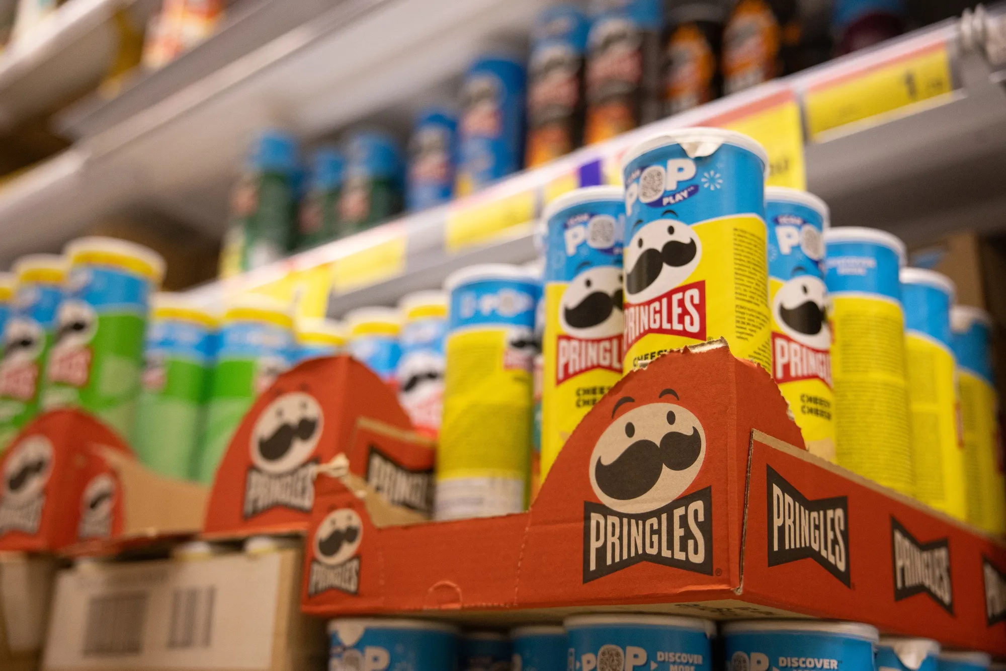 Packets of Kellanova Pringles chips.