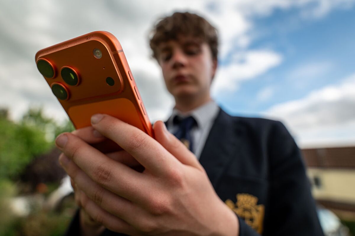 India Shows That Forcing Teens Off Their Phones Isn’t Always Good