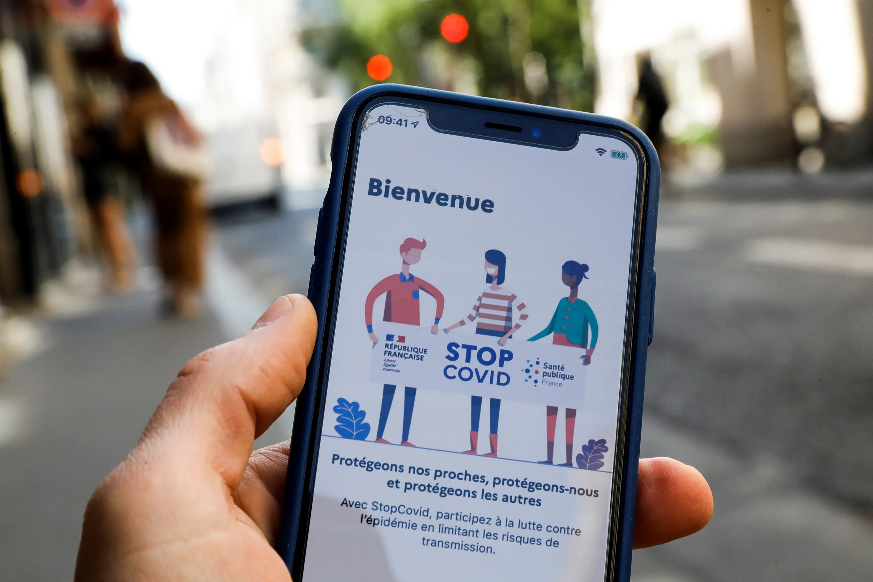 &nbsp;

StopCovid will be available to download at noon in Paris in the&nbsp;Apple Inc.&nbsp;and Android app stores, the government said.