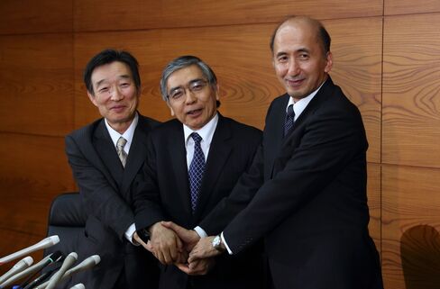 就任時の岩田副総裁(左、2013年3月)