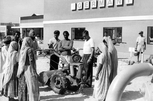 Indian farmers admire a 30 PS drag-over in the agricultural metropolis Ahmedabad, India, in 1965.