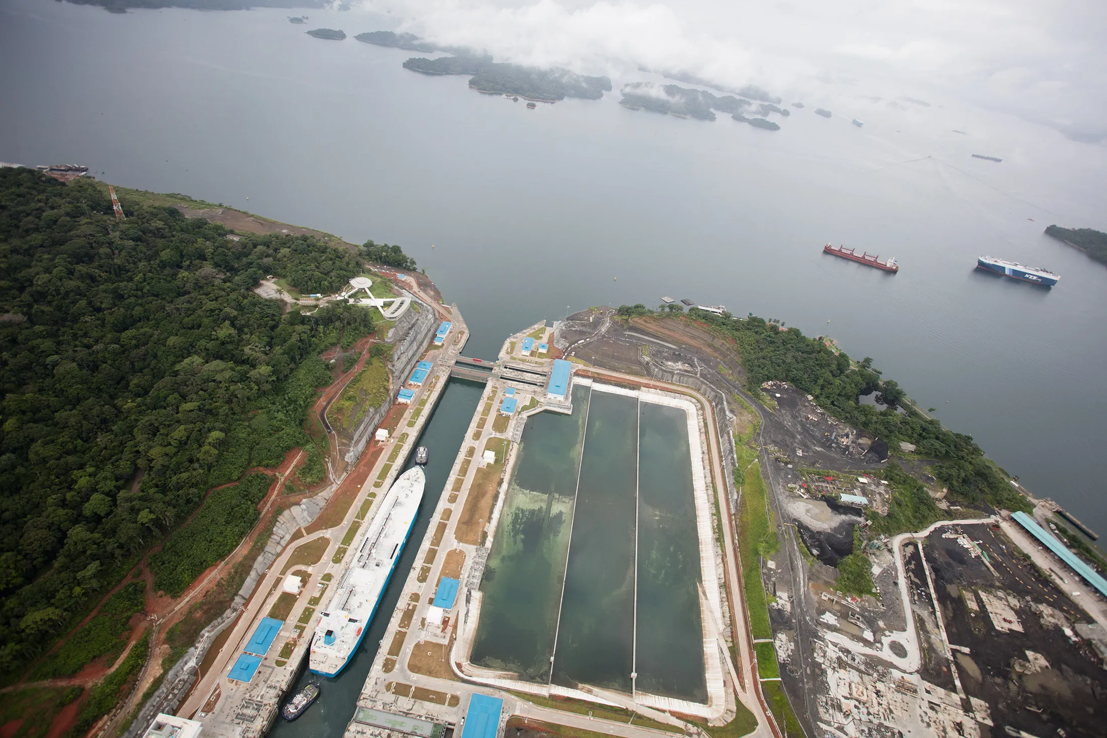 1470772216_panama_canal1