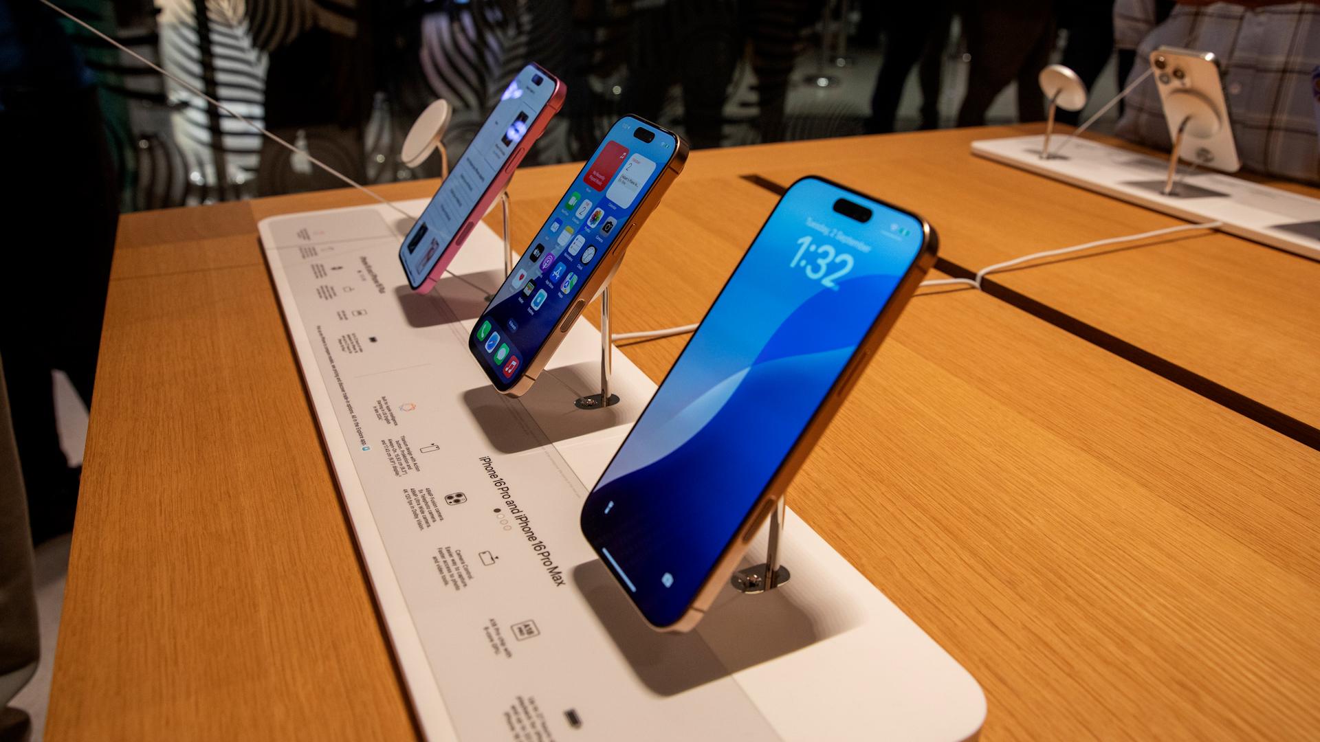 Watch People Will Get Into Apple Stores: Analyst Milanesi - Bloomberg