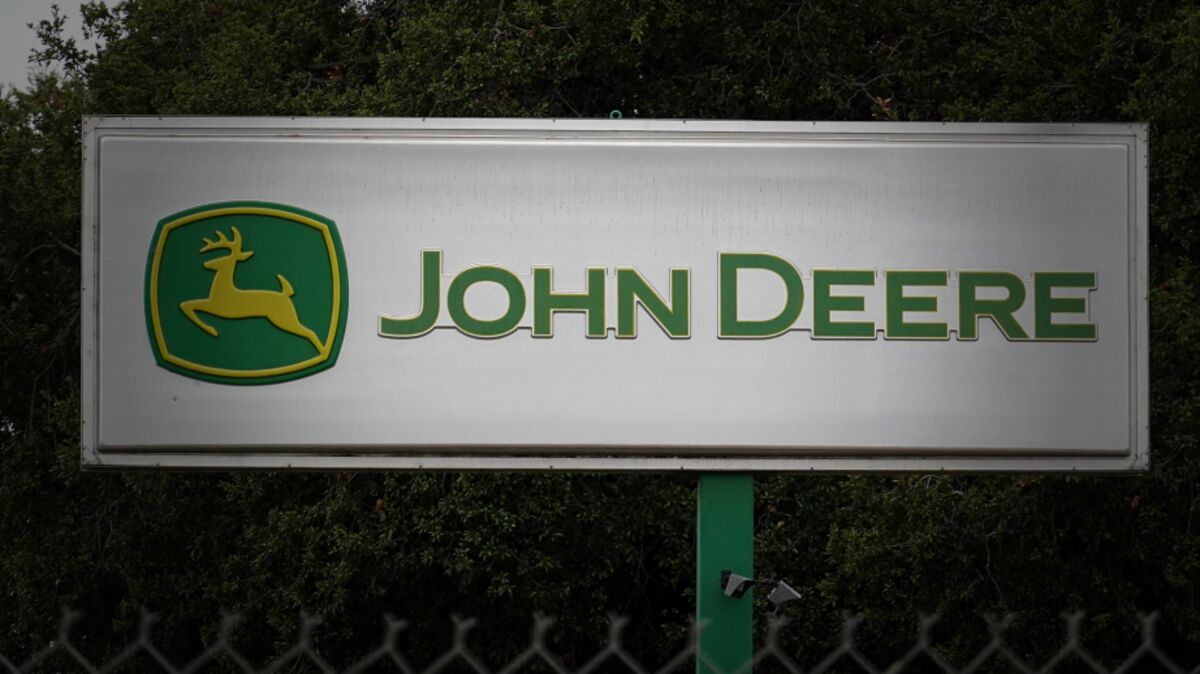 ⚫️ BLOOMBERG: Deere: Previsioni di profitto 2026 deludono, azioni in calo e difficoltà nel settore agricolo