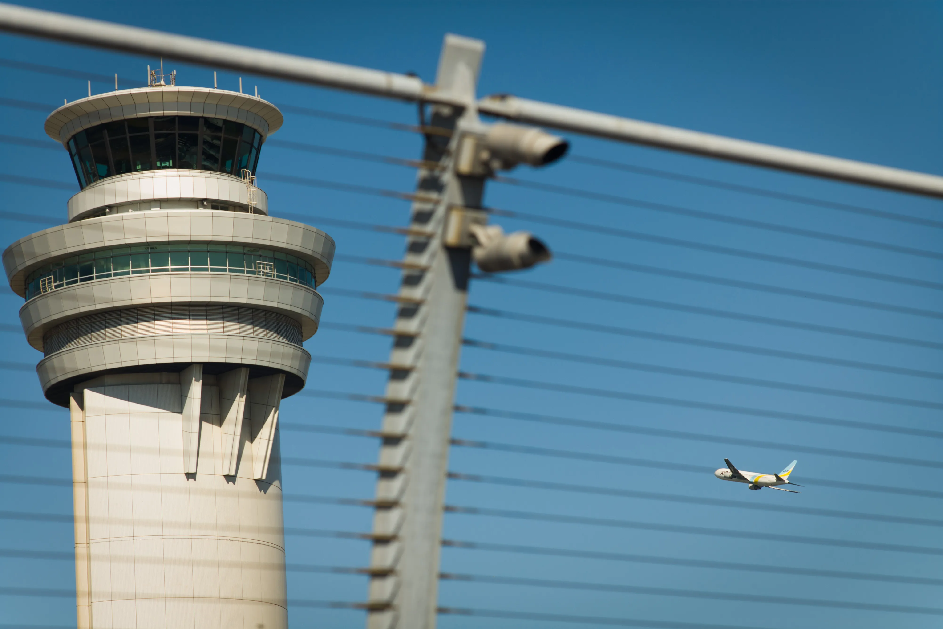 空の旅は本当に安全か－米国で航空管制官の不足続く、その理由は - Bloomberg
