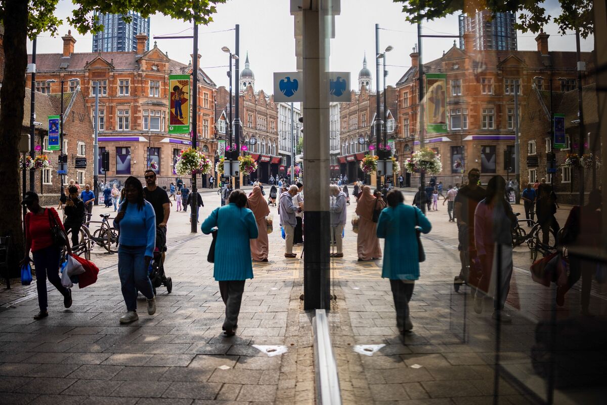 UK Consumer Confidence Recovers to Pre-War Levels, GfK Says