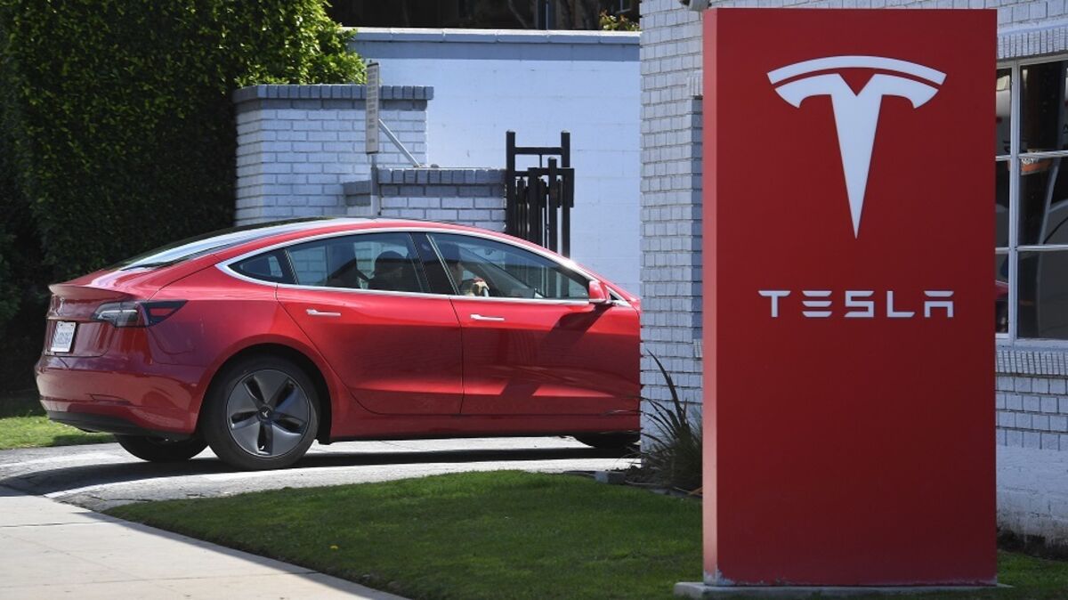 Tesla Electric Vehicle Sales Decline 8.6% in 2025