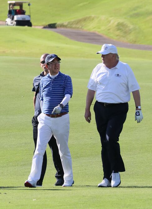 ゴルフ場での安倍、トランプ両氏
