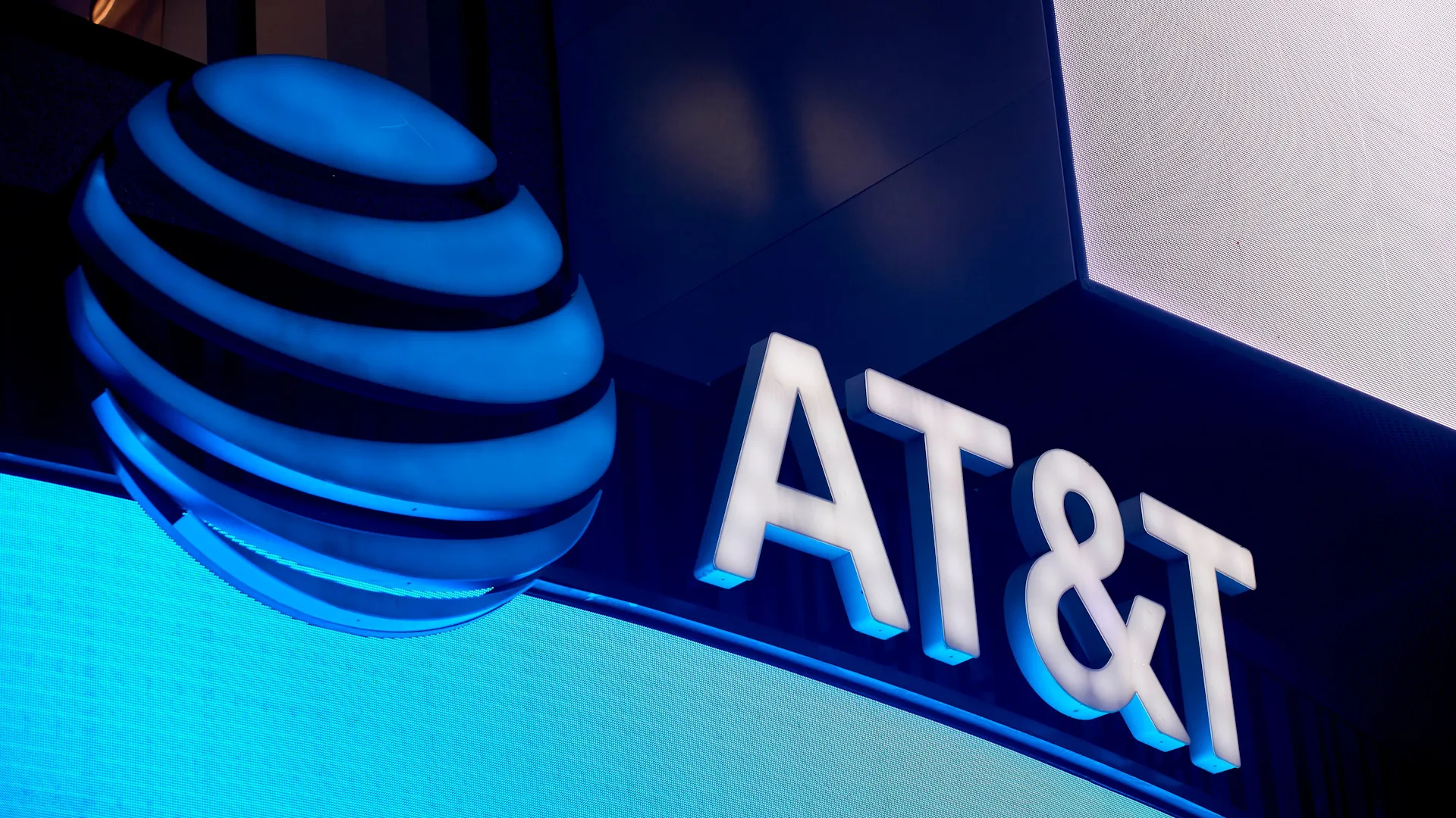 Watch AT&T Broadband Gains Were Best in Eight Years, Says CEO - Bloomberg