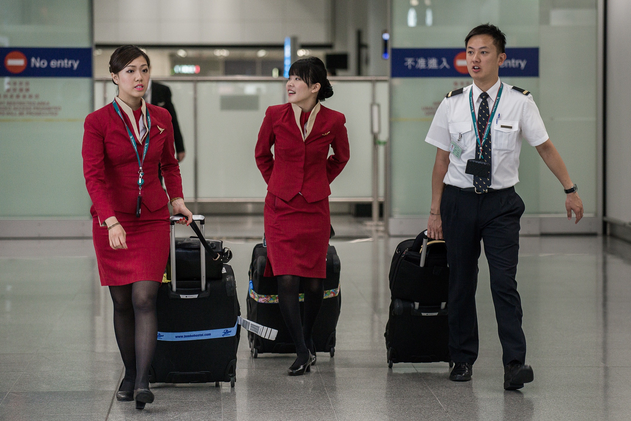 Air china багаж. Дресс код стюардесс. Hong Kong Airlines бортпроводники. Стюардесса в автобусе. Японская стюардесса домогательство.
