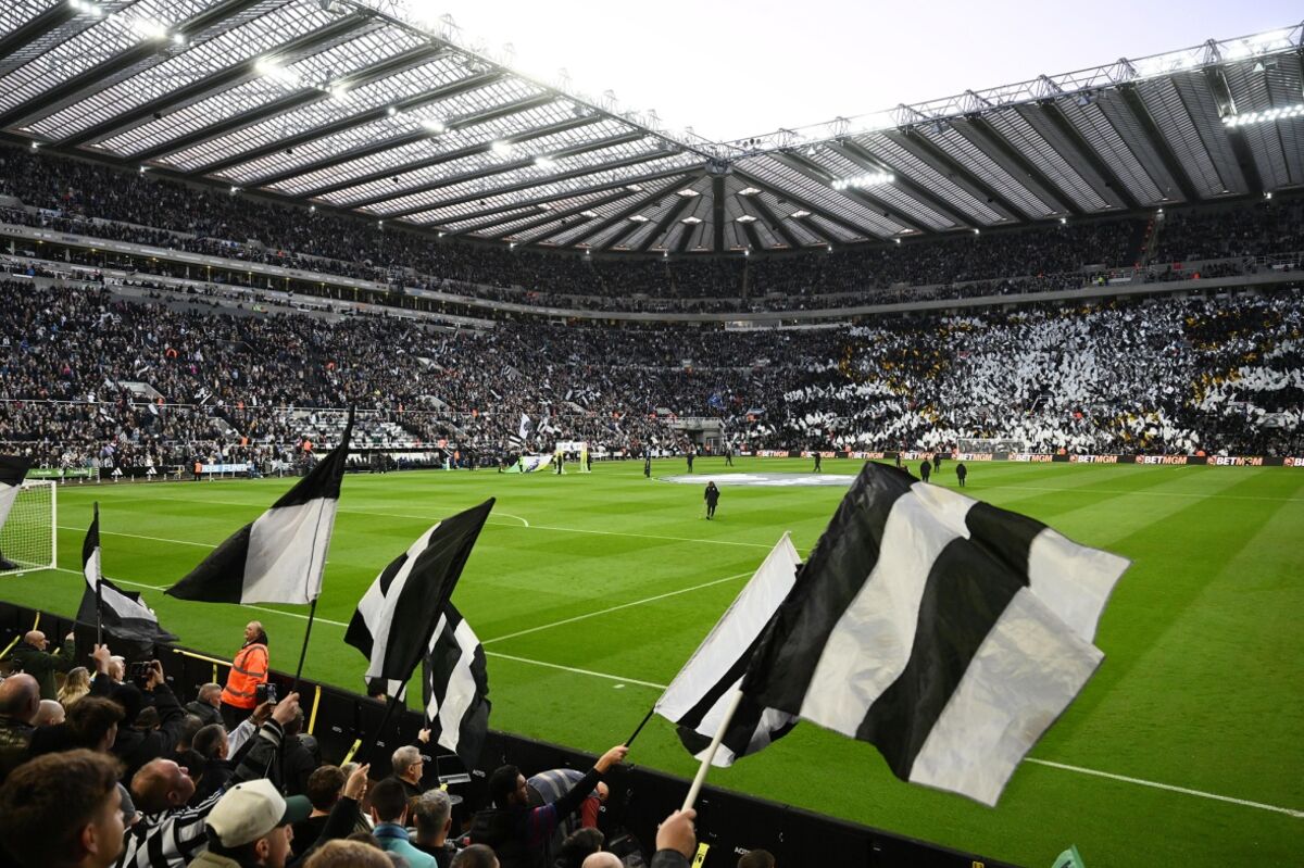 Newcastle FC Looks at Options for £1 Billion Stadium Financing - Bloomberg