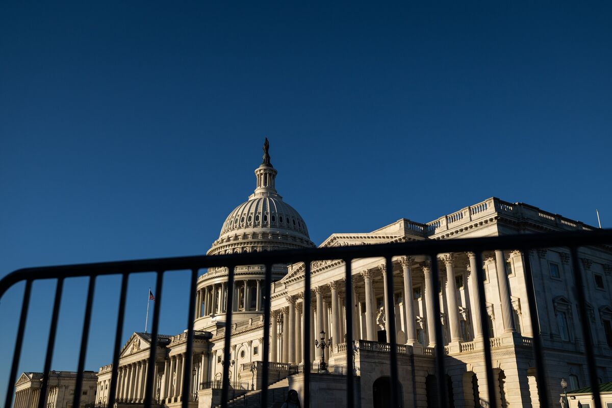 Treasuries Advance With US Shutdown on Cusp of Fourth Week