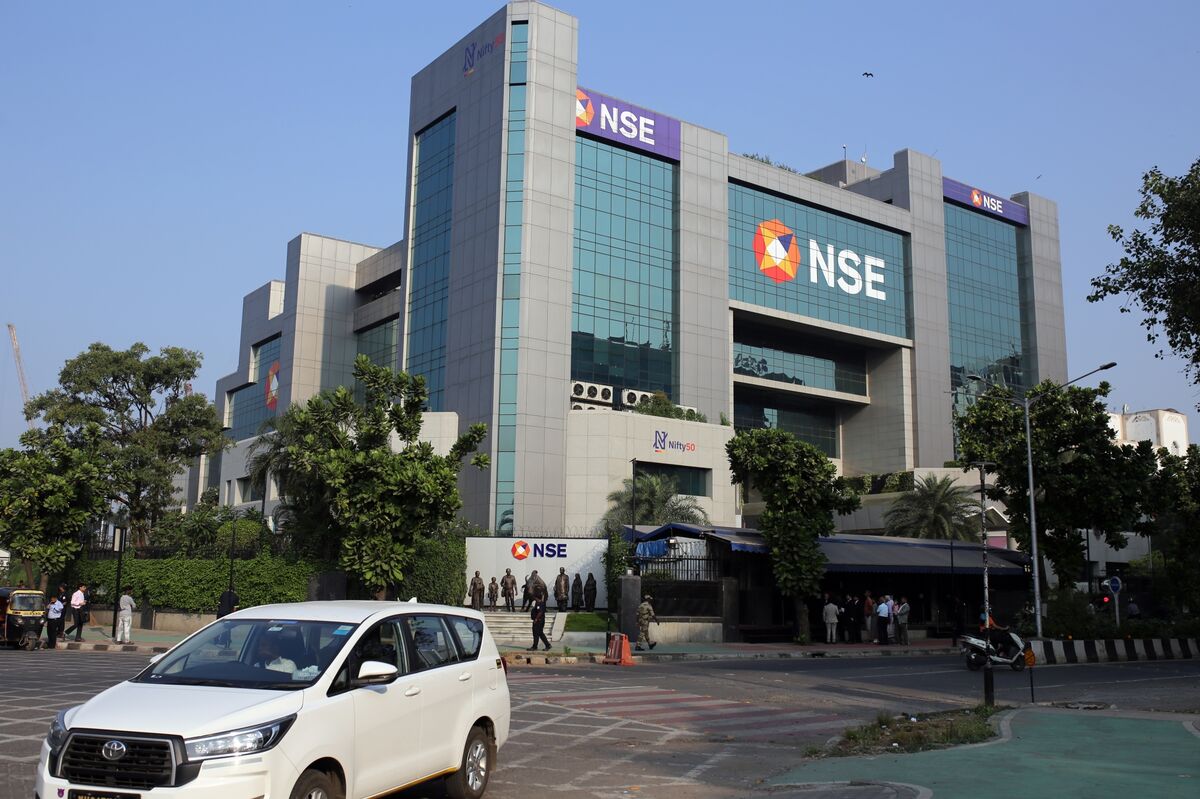 India Eases Minimum Equity Offer Size in Boost for Mega-Cap IPOs