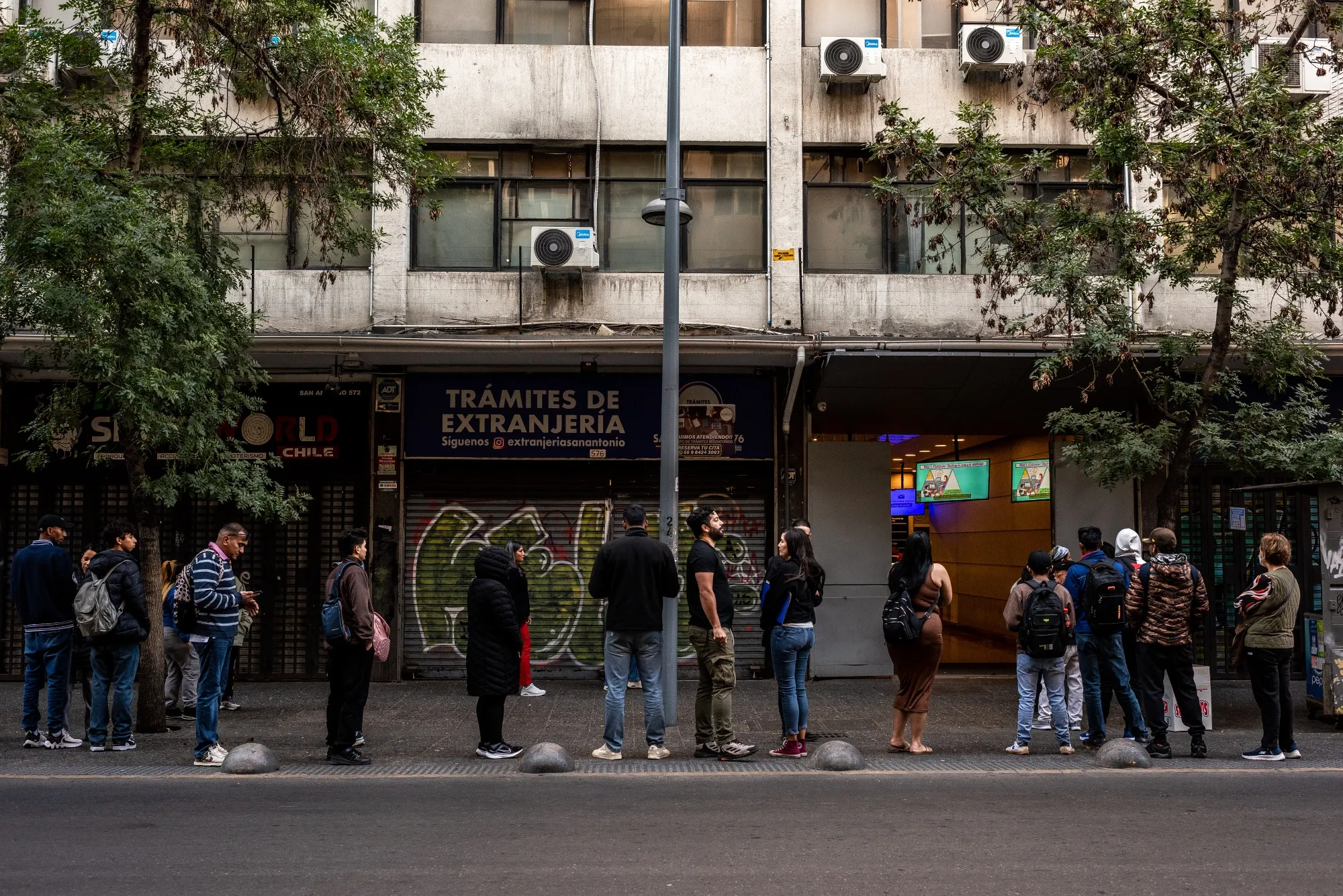 Una fila frente a una oficina de inmigración, en Santiago el 5 de noviembre.